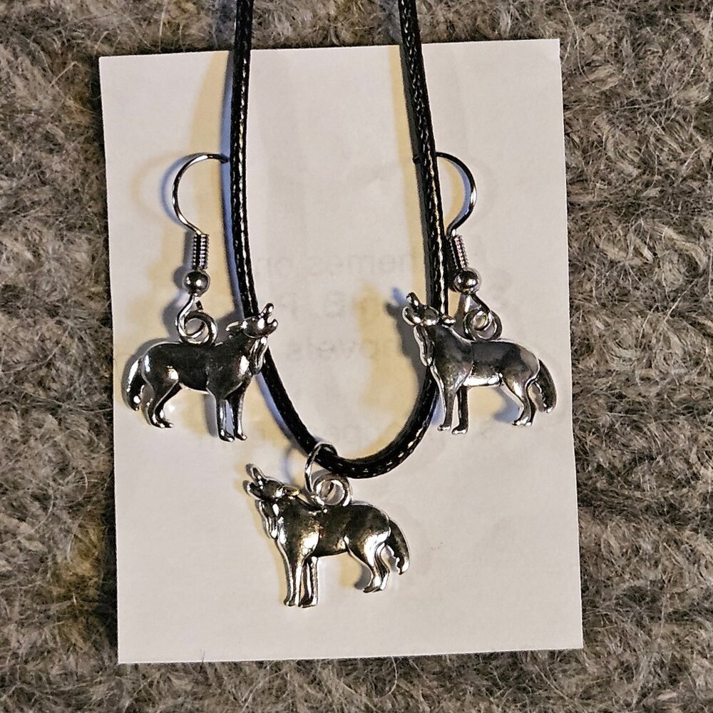 Lovely, howling wolves pendant and earrings, new charms
